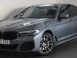 Grå Begagnad 2022 BMW 530e M Sport Sedan | 449 500 kr (Marknadspris)