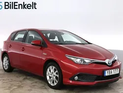 Mörkröd Begagnad 2015 Toyota Auris Hybrid Active Halvkombi | 139 900 kr (Marknadspris)