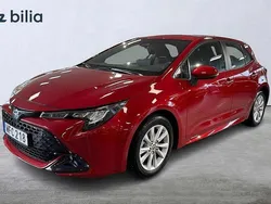 Röd Begagnad 2023 Toyota Corolla Hybrid Active Halvkombi | 279 800 kr (Marknadspris)