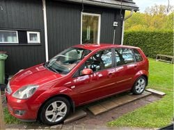 Röd Begagnad 2007 Ford Fiesta Halvkombi | 27 000 kr (Marknadspris)