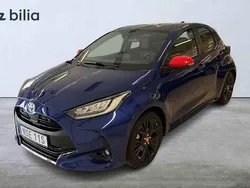 Mörkblå Begagnad 2021 Toyota Yaris Hybrid Style Halvkombi | 234 900 kr (Marknadspris)