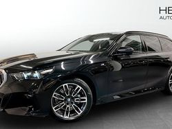 Svart (black) Begagnad 2025 BMW 520 M Sport Kombi | 598 700 kr (Dyr)