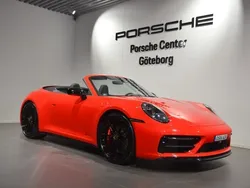 Flerfärgad (red) Begagnad 2023 Porsche 911 Carrera 4 GTS Cab | 1 899 000 kr (Bra pris)