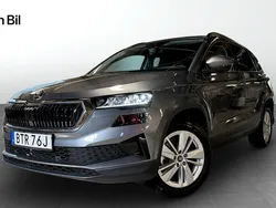 Grå (graphite grey metallic) Ny 2025 Skoda Karoq Selection SUV | 352 300 kr (Marknadspris)