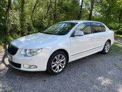 Vit Begagnad 2009 Skoda Superb Halvkombi | 59 900 kr (Marknadspris)