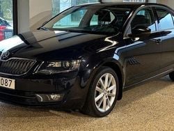 Svart Begagnad 2015 Skoda Octavia Elegance Halvkombi | 119 900 kr (Marknadspris)