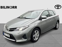Ljusgrå Begagnad 2014 Toyota Auris Life Halvkombi | 137 500 kr (Marknadspris)