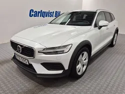 Vit (crystal white metallic) Begagnad 2023 Volvo V60 CC Core Kombi | 339 000 kr (Marknadspris)