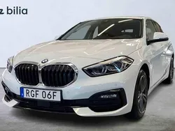 Vit Begagnad 2022 BMW 118 Sport Line Halvkombi | 254 000 kr (Marknadspris)