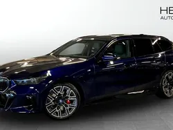 Blå (blue) Begagnad 2025 BMW 530e M Sport Kombi | 738 700 kr (Marknadspris)