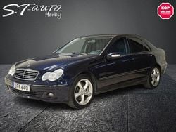 Mörkblå Begagnad 2003 Mercedes C180 Sedan | 32 900 kr