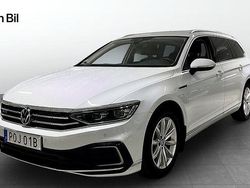 Vit Begagnad 2023 VW Passat Business Kombi | 379 800 kr (Marknadspris)