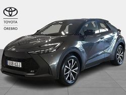 Mörkgrå (grå) Begagnad 2024 Toyota C-HR Style SUV | 439 900 kr (Marknadspris)