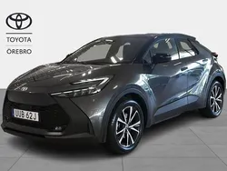 Mörkgrå (grå) Begagnad 2024 Toyota C-HR Style SUV | 439 900 kr (Marknadspris)