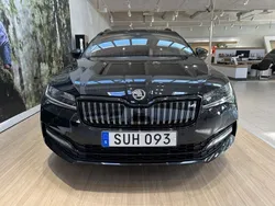 Svart (black magic pärleffekt me) Begagnad 2023 Skoda Superb SportLine Kombi | 599 900 kr