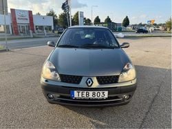 Grå Begagnad 2002 Renault Clio II Halvkombi | 11 900 kr (Marknadspris)