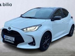 Vit Begagnad 2022 Toyota Yaris Hybrid Style Halvkombi | 239 900 kr (Marknadspris)