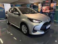 Silver Begagnad 2022 Toyota Yaris Hybrid Active Halvkombi | 169 900 kr (Marknadspris)