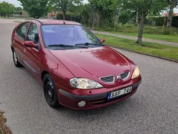 Röd Begagnad 2001 Renault Mégane Privilege Halvkombi | 7 000 kr