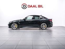 Svart Begagnad 2017 Alfa Romeo Giulia Quadrifoglio Sedan | 569 700 kr (Marknadspris)
