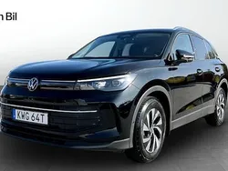 Svart (grenadilla black metallic) Begagnad 2025 VW Tiguan Edition SUV | 389 900 kr (Marknadspris)