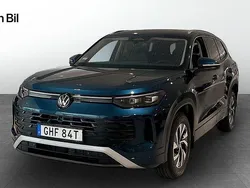 Mörkblå (nightshade blue metallic) Ny 2025 VW Tayron Life SUV | 535 700 kr (Marknadspris)