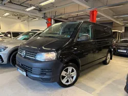 Svart Begagnad 2017 VW T6 Van | 129 900 kr