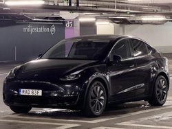 Svart Begagnad 2023 Tesla Model Y Standard Range SUV | 379 000 kr (Marknadspris)