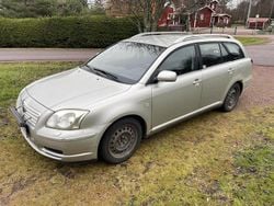 Silver Begagnad 2005 Toyota Avensis Kombi | 5 000 kr (Superpris)