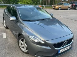Grå Begagnad 2017 Volvo V40 Kombi | 130 000 kr (Marknadspris)