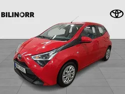 Röd Begagnad 2021 Toyota Aygo X-play Halvkombi | 124 900 kr (Marknadspris)