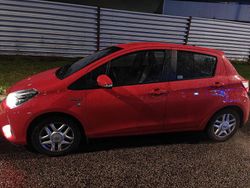 Röd Begagnad 2018 Toyota Yaris Hybrid Halvkombi | 139 900 kr (Superpris)