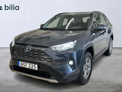 Grå Begagnad 2022 Toyota RAV4 Hybrid Active SUV | 364 900 kr (Marknadspris)