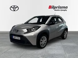 Silver Begagnad 2022 Toyota Aygo Play Halvkombi | 158 900 kr (Marknadspris)