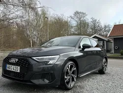 Grå Begagnad 2023 Audi A3 Sportback Comfort Halvkombi | 259 900 kr (Marknadspris)