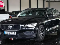 Svart Begagnad 2022 Volvo V60 Momentum Kombi | 269 500 kr (Marknadspris)