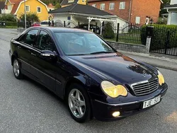 Blå Begagnad 2003 Mercedes C240 Avantgarde Sedan | 39 900 kr