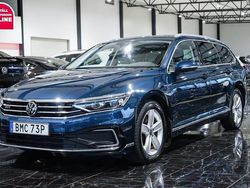 Blå Begagnad 2021 VW Passat Executive Kombi | 244 900 kr (Marknadspris)