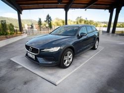 Mörkblå Begagnad 2022 Volvo V60 CC Momentum Kombi | 279 900 kr (Bra pris)