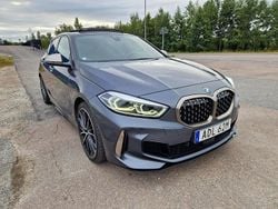 Grå Begagnad 2020 BMW M135 M Performance Halvkombi | 375 000 kr (Marknadspris)