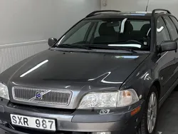 Grå Begagnad 2001 Volvo V40 Kombi | 22 900 kr (Marknadspris)