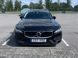 Svart Begagnad 2020 Volvo V60 Momentum Kombi | 235 000 kr (Marknadspris)