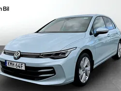 Ljusblå (crystal ice blue metallic) Begagnad 2024 VW Golf VIII Edition Kombi | 324 900 kr (Marknadspris)