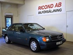 Blå Begagnad 1989 Mercedes 230 | 119 900 kr