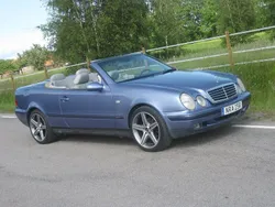 Ljusblå Begagnad 1998 Mercedes CLK230 Cab | 75 000 kr