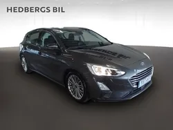 Grå Begagnad 2018 Ford Focus Titanium Halvkombi | 144 900 kr (Marknadspris)