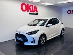 Vit Begagnad 2022 Toyota Yaris Hybrid Active Halvkombi | 189 900 kr (Marknadspris)