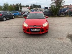Röd Begagnad 2013 Ford Focus Halvkombi | 50 900 kr (Marknadspris)