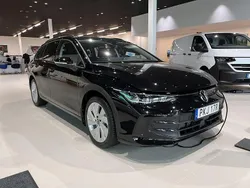 Svart (grenadilla black metallic) Ny 2025 VW Golf VIII Life Kombi | 349 900 kr (Marknadspris)