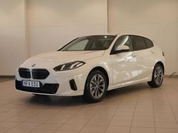 Vit Begagnad 2024 BMW 120 Shadowline Halvkombi | 369 800 kr